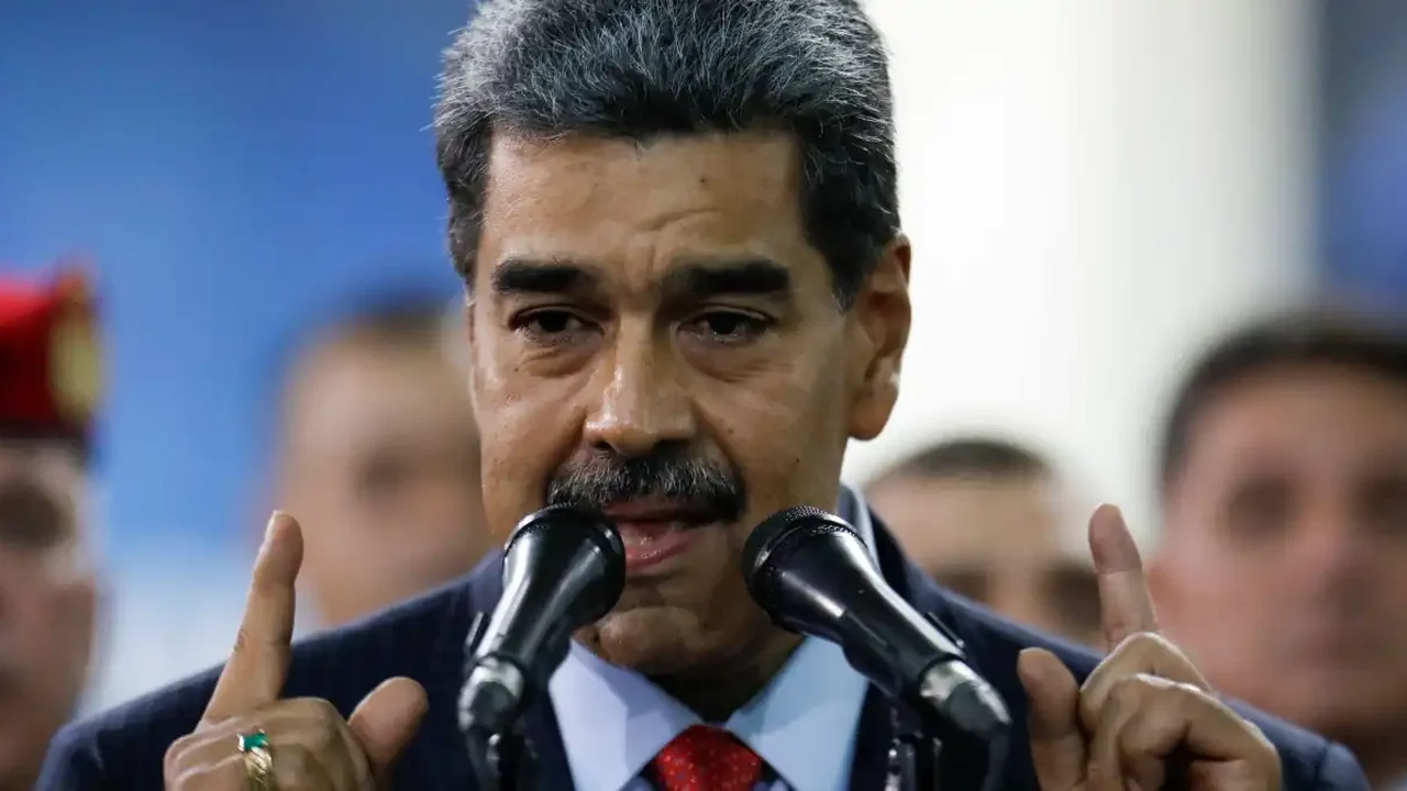 Mesmo após apelo, forças armadas declaram 'lealdade absoluta' a Maduro