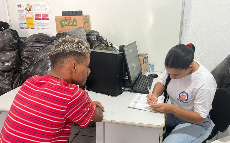 Centros Pop realizam mutirão para inscrever usuários no Programa Praça é Massa