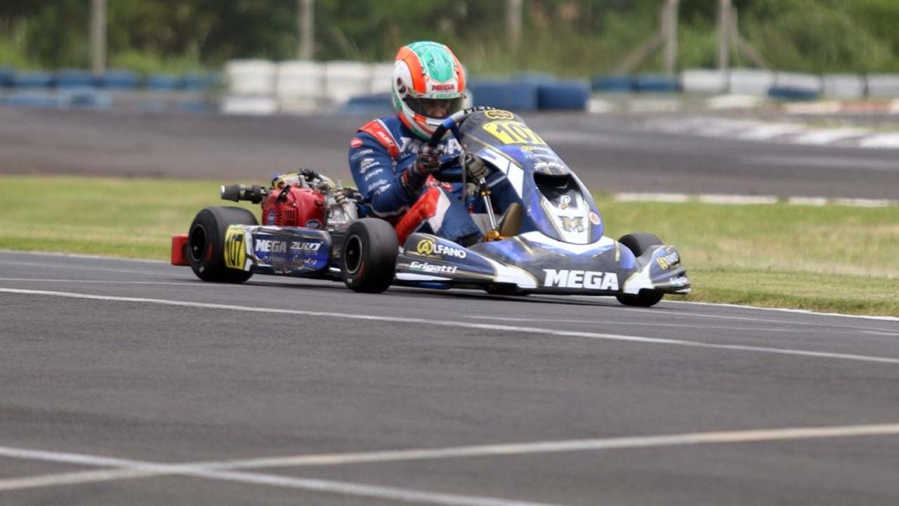 Dá vontade de acelerar no lugar dele: amizade leva emoção às pistas de kart