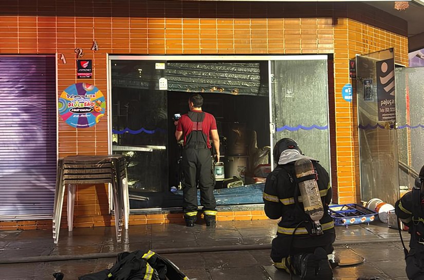 Bombeiros combatem incêndio em loja de produtos para piscinas na Jatiúca