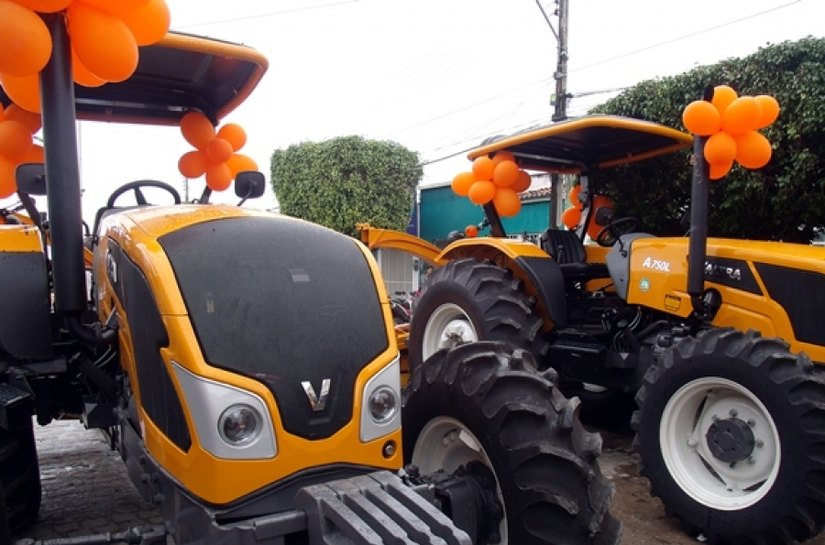 Equipamentos agrícolas são entregues pela Emater ao município de Olivença