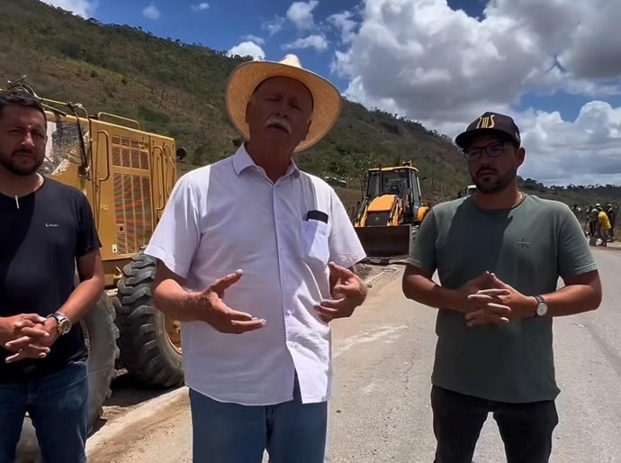 Quebrangulo assume protagonismo e realiza operação tapa-buraco na AL-210