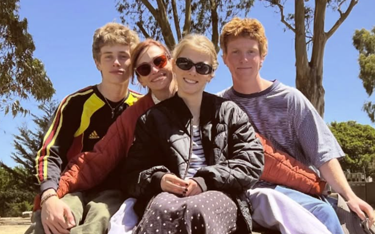 Julia Roberts aparece ao lado dos filhos em foto rara divulgada pelo marido