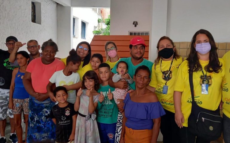 SMTT oferece café da manhã para famílias que estão em abrigo provisório da Prefeitura