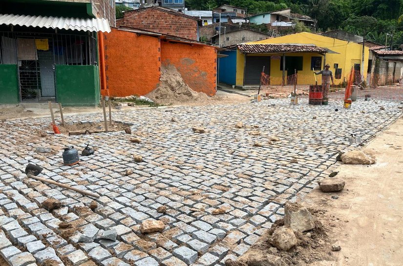 Pavimentação avança no Vale do Reginaldo e melhora mobilidade na comunidade
