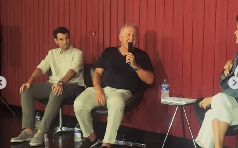 Zico se emociona em pré-estreia de documentário sobre sua trajetória