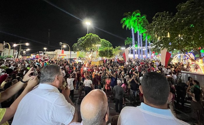 O “presépio vivo” e a aparição do Papai Noel na sacada do prédio também contagiaram os presentes