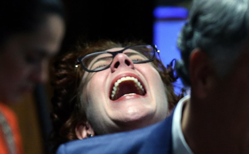 Condenada a 10 anos de prisão, Carla Zambelli deixa o Brasil e diz que vai se licenciar do mandato