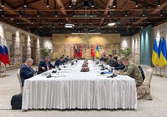 Ucrânia propõe neutralidade militar e Rússia aceita reduzir ataques que já duram mais de um mês