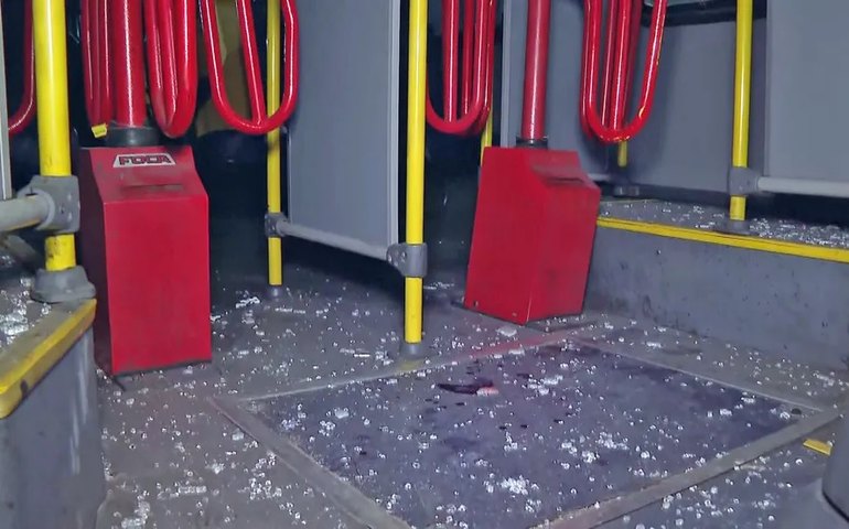 Ônibus é atingido por disparos e três pessoas ficam feridas na zona norte do Rio