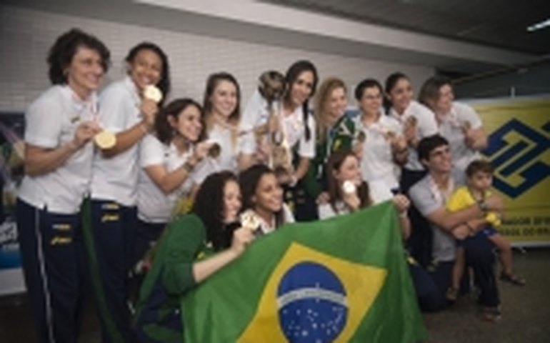 Seleção campeã de handebol feminino desembarca em São Paulo