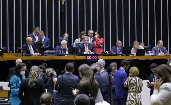 Deputados aprovam limite sobre o ICMS nos combustíveis Deputados aprovam limite sobre o ICMS nos combustíveis