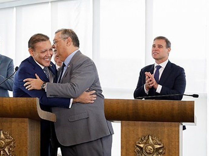 Flávio Dino toma posse como ministro substituto do TSE