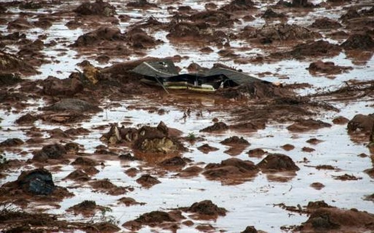 O último abraço de um menino antes de ser engolido pela lama em Minas