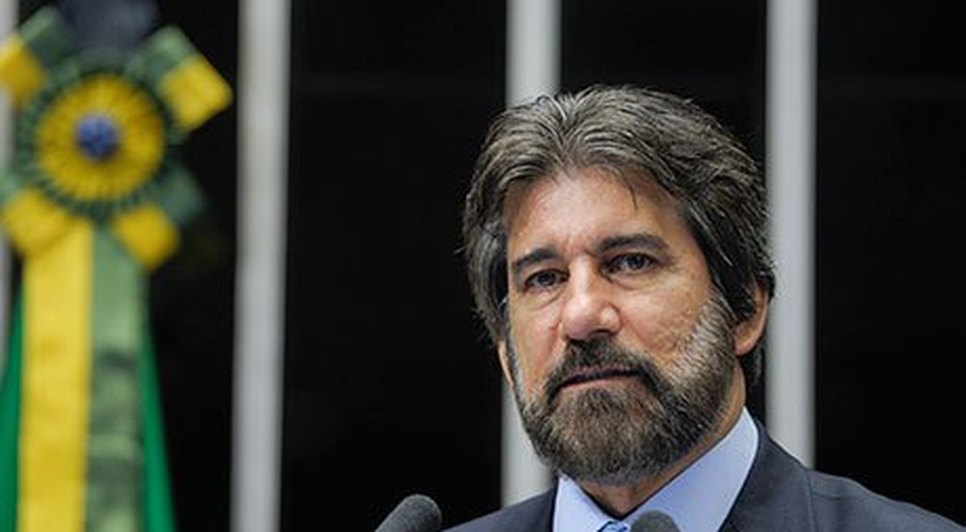 Senador Valdir Raupp (PMDB-RO) diz que criar novos partidos ameaça a política Foto: Lia de Paula