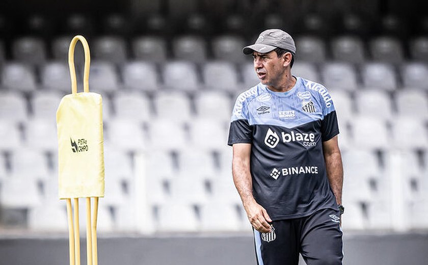 Carille descarta oferta do Vasco e mira trabalho no Santos: 'Estou muito feliz aqui'