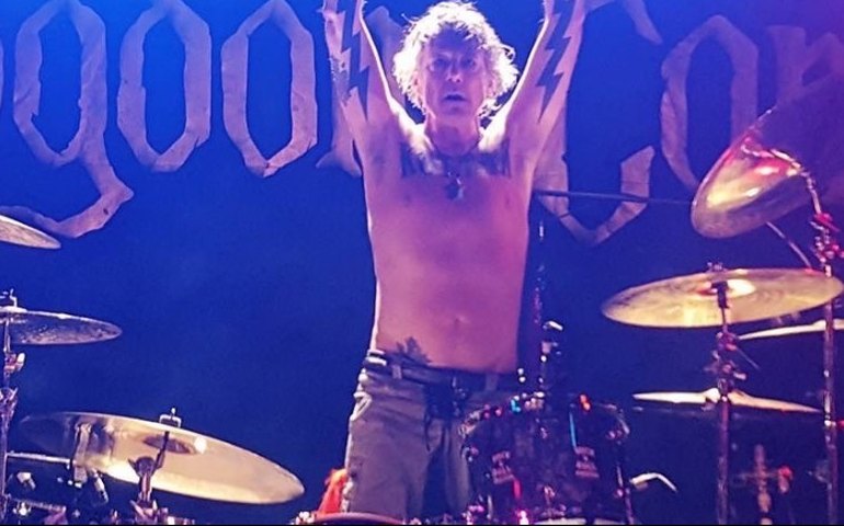 Morre James Kottak, ex-baterista do Scorpions, aos 61 anos