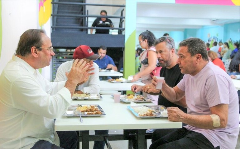 Na companhia do prefeito Luciano Barbosa, Wanderley Luxemburgo almoça no Restaurante Popular Jerimum
