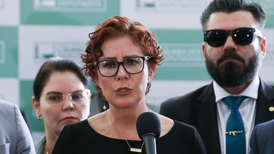Câmara autoriza licença de 127 dias à deputada Carla Zambelli