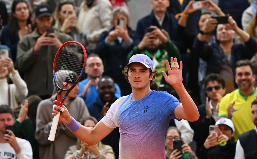 João Fonseca cai, mas duplas brasileiras vencem em Roland Garros