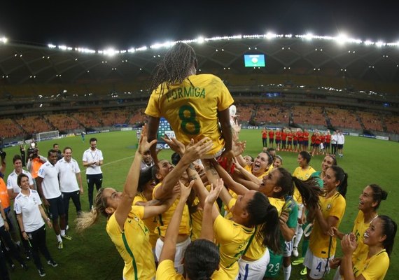 Pelé, Marta, Neymar e outras estrelas do futebol prestam homenagens a Formiga