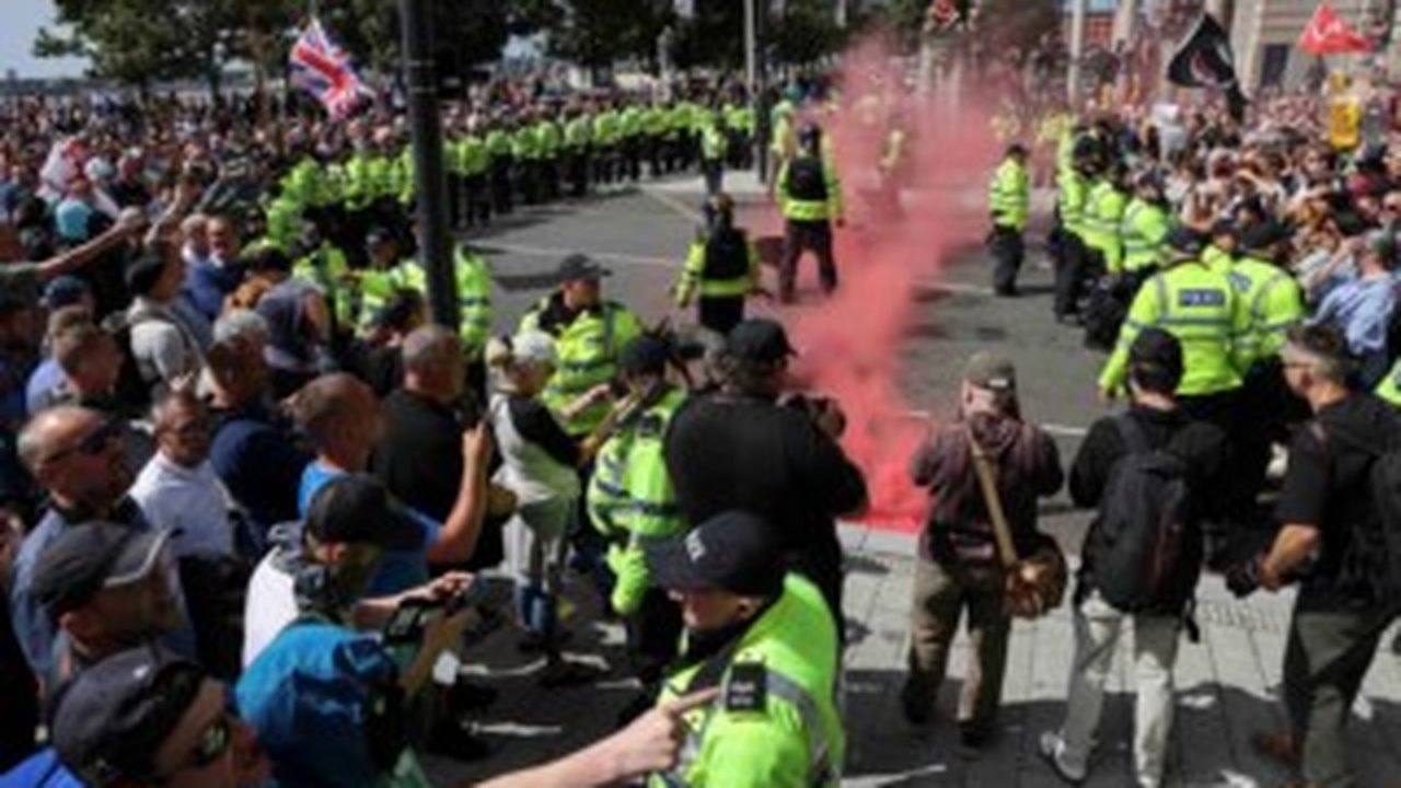 Pelo menos 90 pessoas são presas no Reino Unido após onda de protestos da extrema direita terminar em confrontos