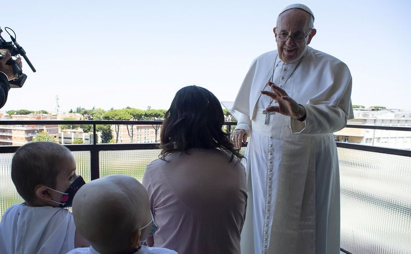 Papa está bem, mas ficará ainda uns dias no hospital, informa Vaticano