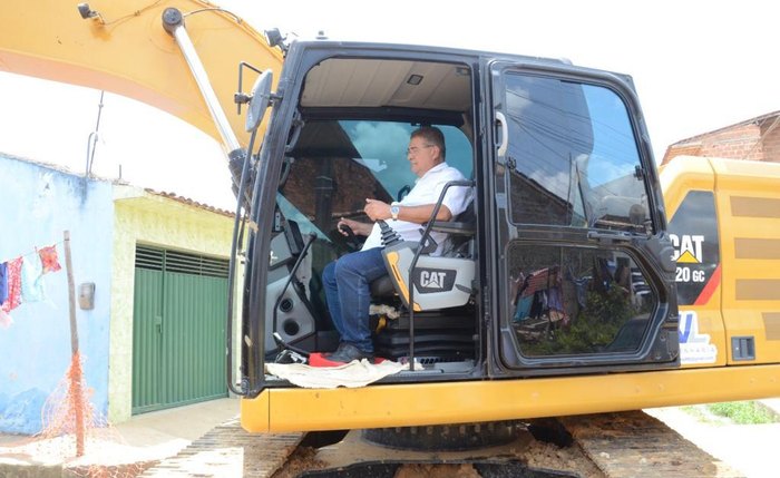 Prefeito George Clemente acompanha de perto serviços que vão beneficiar mais de 20 mil moradores Prefeito George Clemente acompanha de perto serviços que vão beneficiar mais de 20 mil moradores