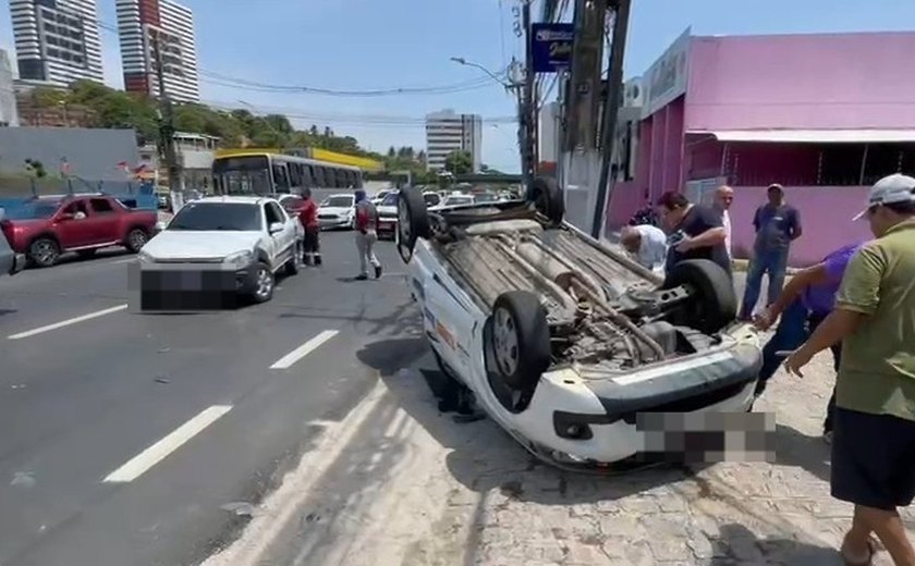 Táxi capota após colisão com picape na Avenida Gustavo Paiva, em Maceió