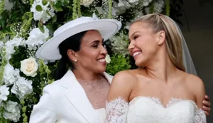 Marta se casa em cerimônia intimista com a ex-jogadora Carrie Lawrence