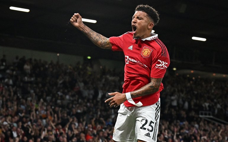 Com Casemiro nos camarotes, Manchester United vence o clássico com o Liverpool
