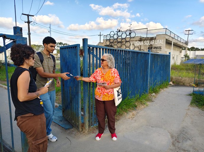 Lenilda Luna dialoga com estudantes sobre assistência estudantil e acesso livre ao ensino superior
