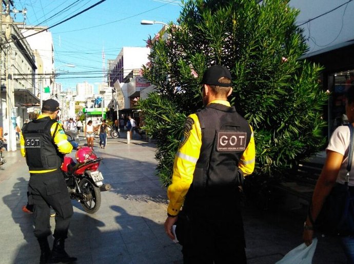 Operação coíbe trânsito irregular no calçadão do Centro