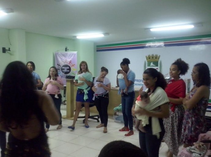 Mães de bebês com microcefalia aprendem a usar suporte sling