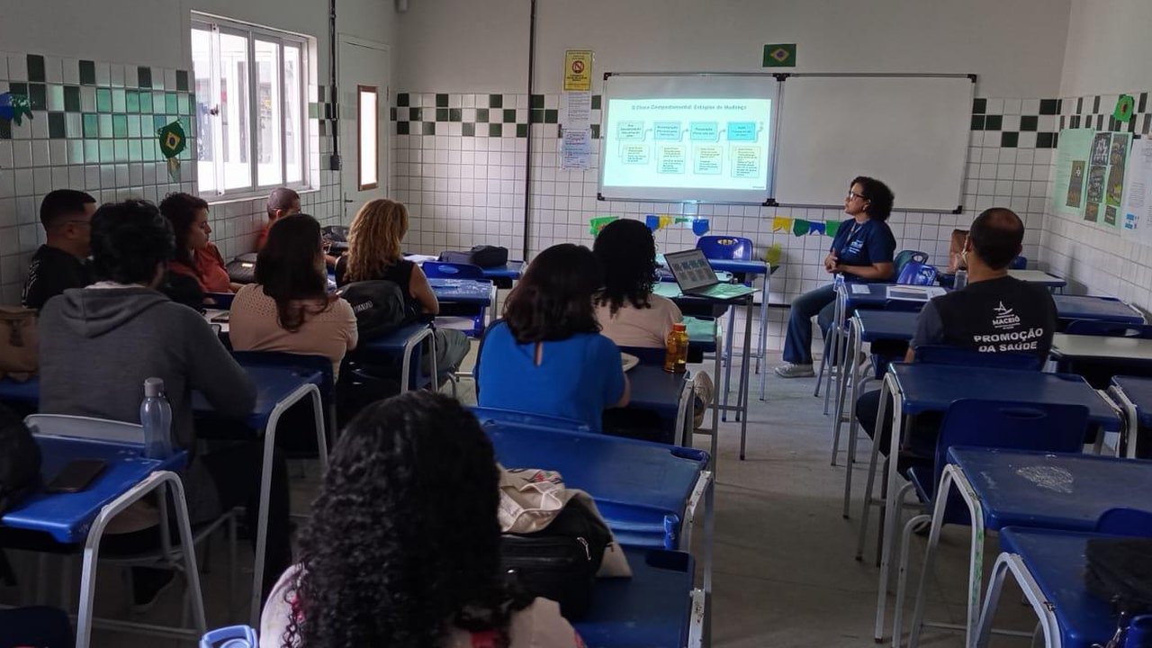 Saúde realiza ação preventiva sobre vape e tabagismo em escola municipal
