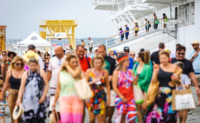 Turistas foram recepcionados com apresentação cultural do grupo Taieiras Alagoanas na entrada do Porto de Maceió
