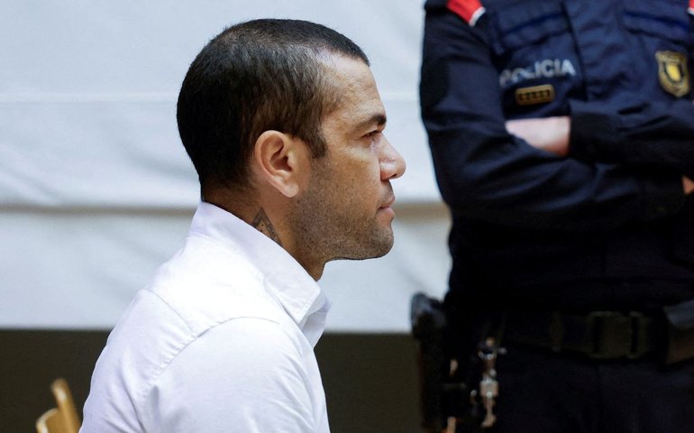 Daniel Alves é absolvido da condenação por agressão sexual na Espanha