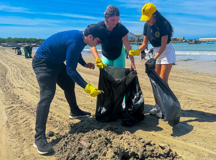 Uninassau coleta 512 kg de lixo em ações de limpeza nas praias de Maceió