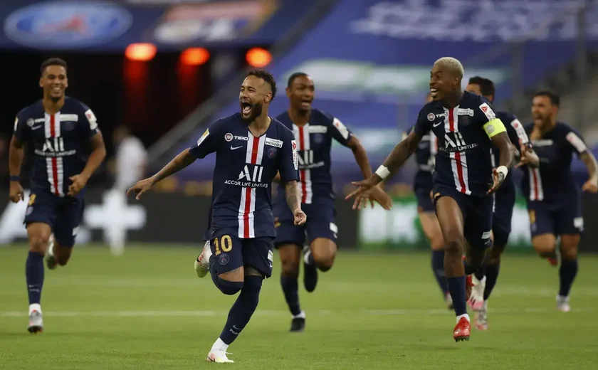 PSG confirma título francês sem entrar em campo e amplia recorde de troféus