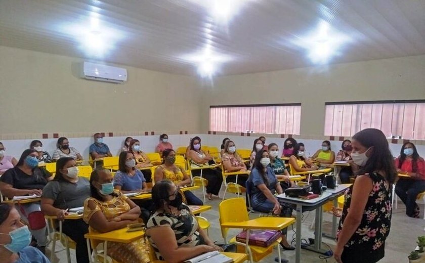 Diretores, coordenadores e articuladores das escolas da Prefeitura de Penedo são orientados pela Semed