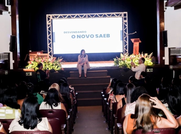 Semed Penedo e Instituto Gestar orientam professores e gestão das escolas sobre Novo Saeb