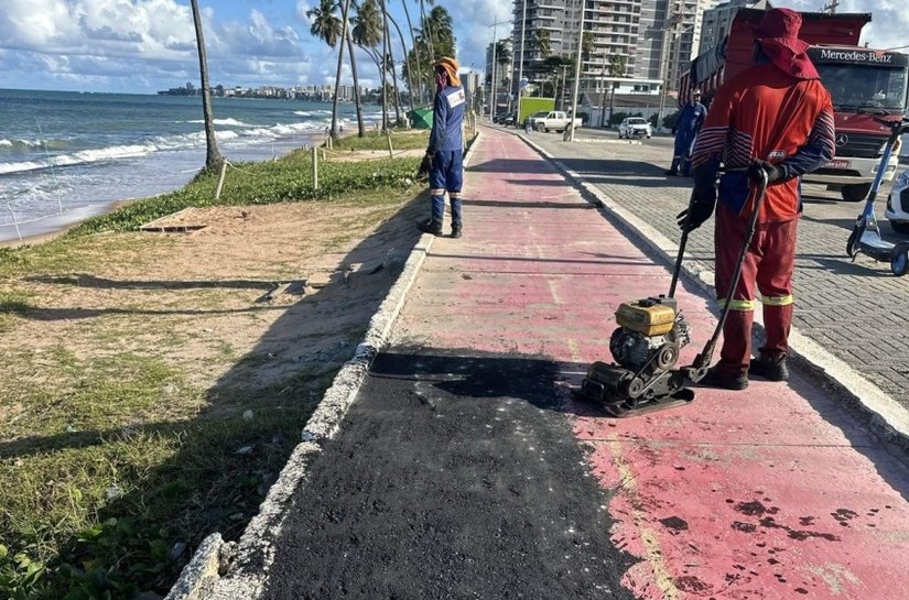 Infraestrutura recupera trechos danificados do calçadão na orla de Jacarecica