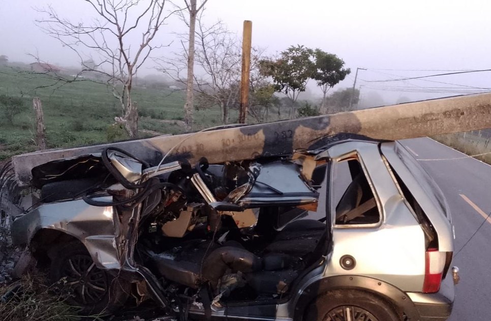 Homem morre e quatro pessoas ficam feridas após colisão contra poste na SE-160, em Lagarto / Foto: Foto: Reprodução
