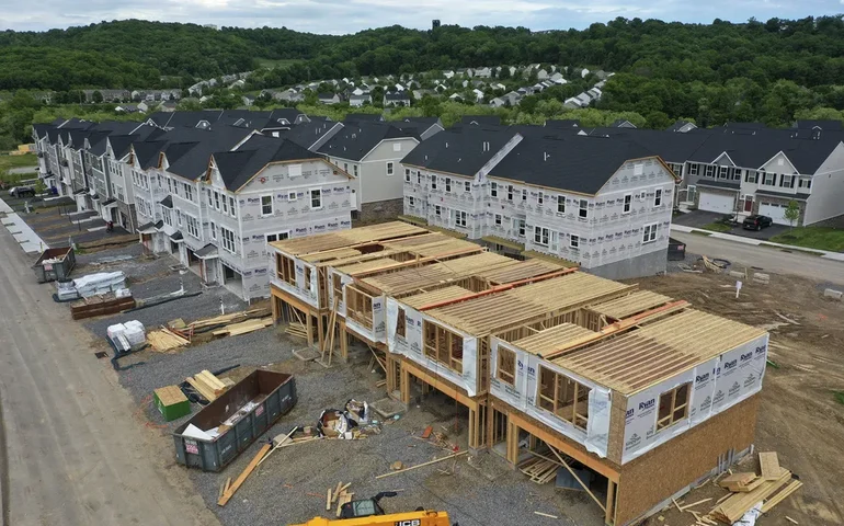 Construções de moradias iniciadas nos EUA caem 14,7% em março ante fevereiro