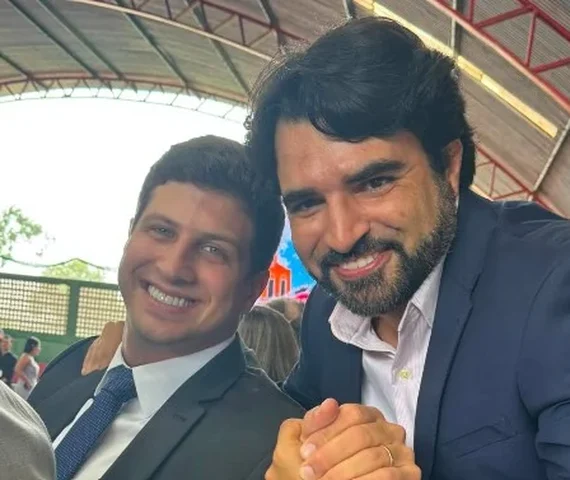 Em Angelim, João Campos enfatiza importância do apoio de Douglas Duarte: 'Aonde eu estiver, quero você do meu lado'