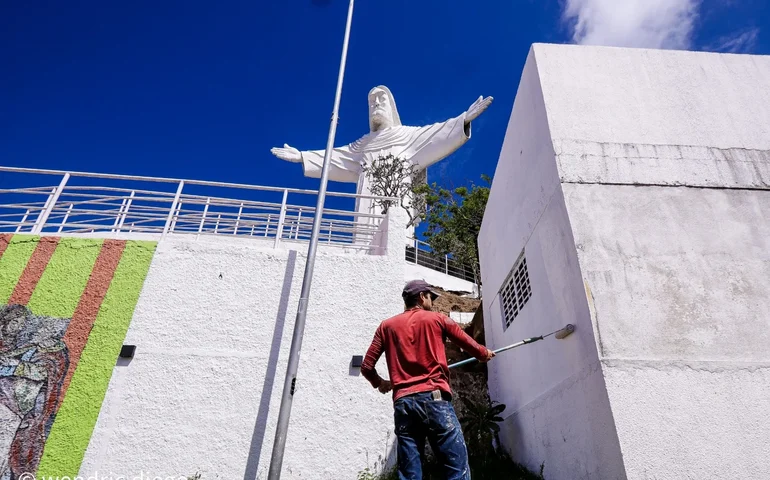 Prefeitura de Palmeira dos Índios inicia serviços preparatórios para a Paixão de Cristo 2026 na Serra do Goiti