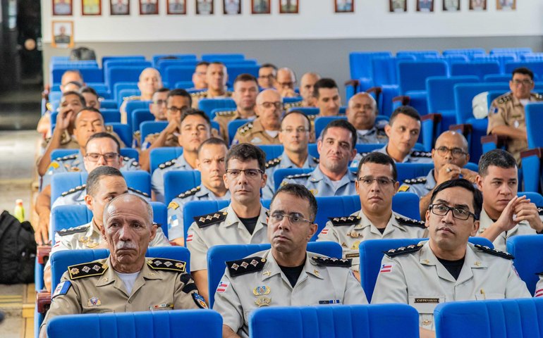 Comandante Paulo Amorim ministra palestra para alunos do Curso de Aperfeiçoamento de Oficiais