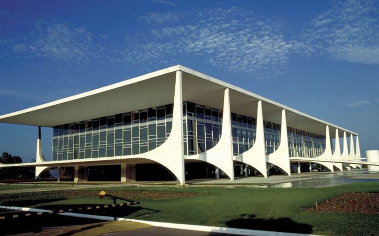 Liderança do governo pede para Senado adiar projetos dos combustíveis para terça