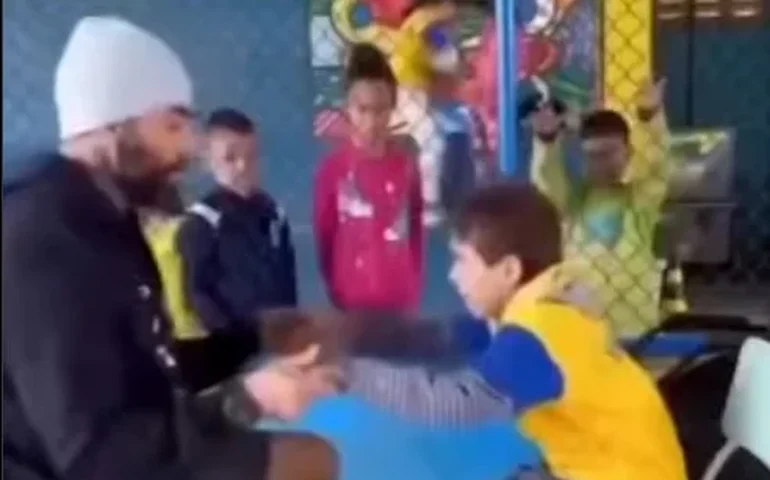 Estudante surpreende ao caminhar após diagnóstico de paralisia