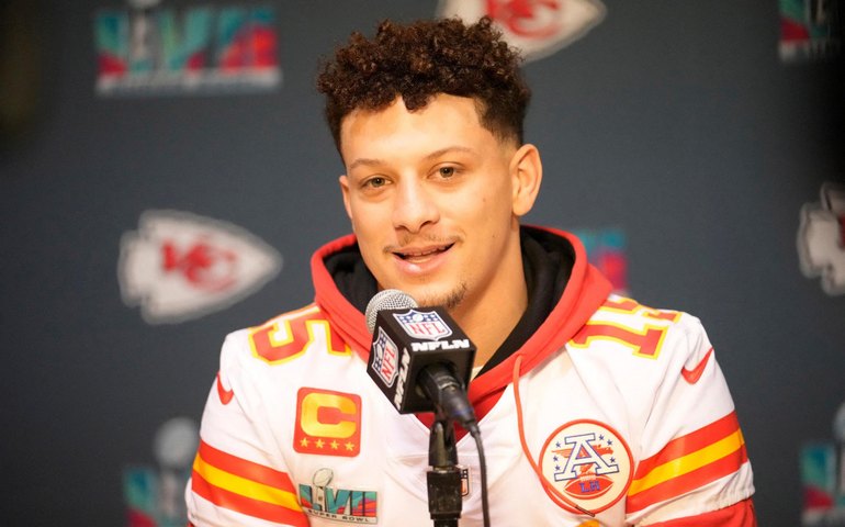 Contrato de R$ 2 bi e estrela do Super Bowl: Mahomes é o novo rosto da NFL